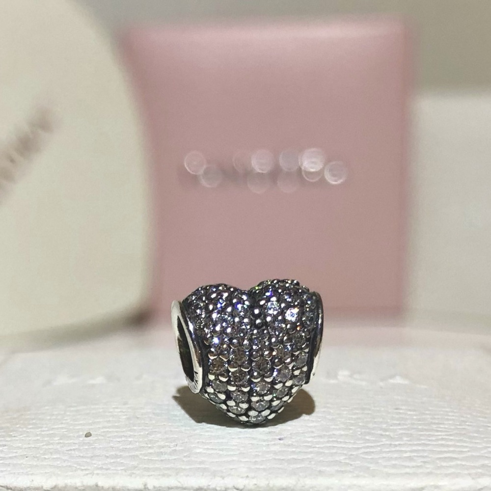 🌹🍃Authentic Pandora Sparkling Clear Pave’ Heart Charm🍃🌹